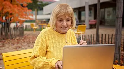 A woman reads easily consumable health information on her laptop.